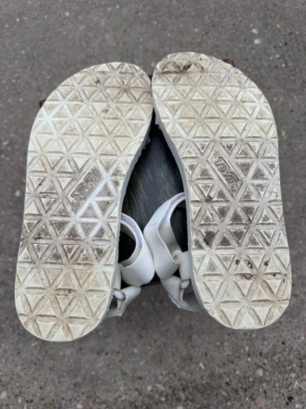 White Teva sz 7